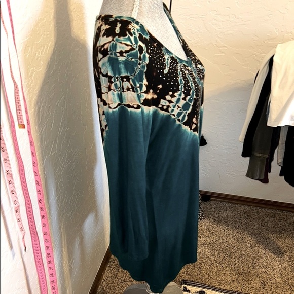 Green, Black and Tan Women's v-neck Top. Sz. XL  Beautiful design - Picture 6 of 12